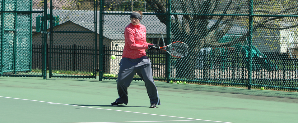 Women's Tennis Fell to Wells, 7-2