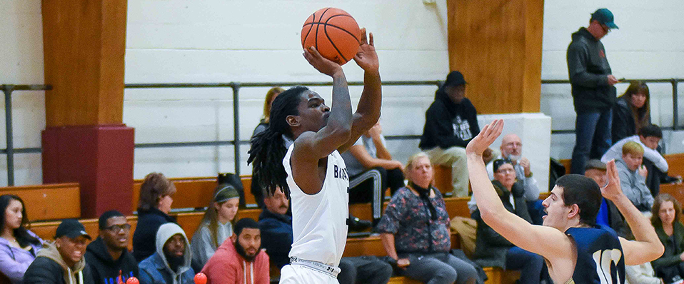 Men's basketball continues playoff push at Penn State Berks on Saturday