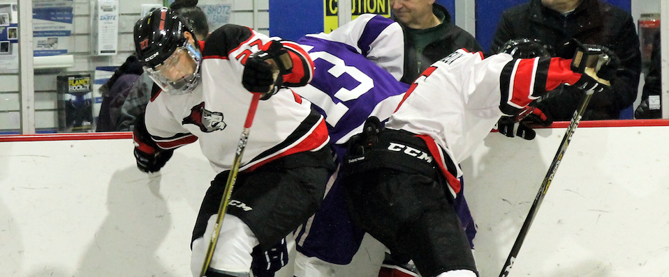 Men's ice hockey upended by Curry 3-2