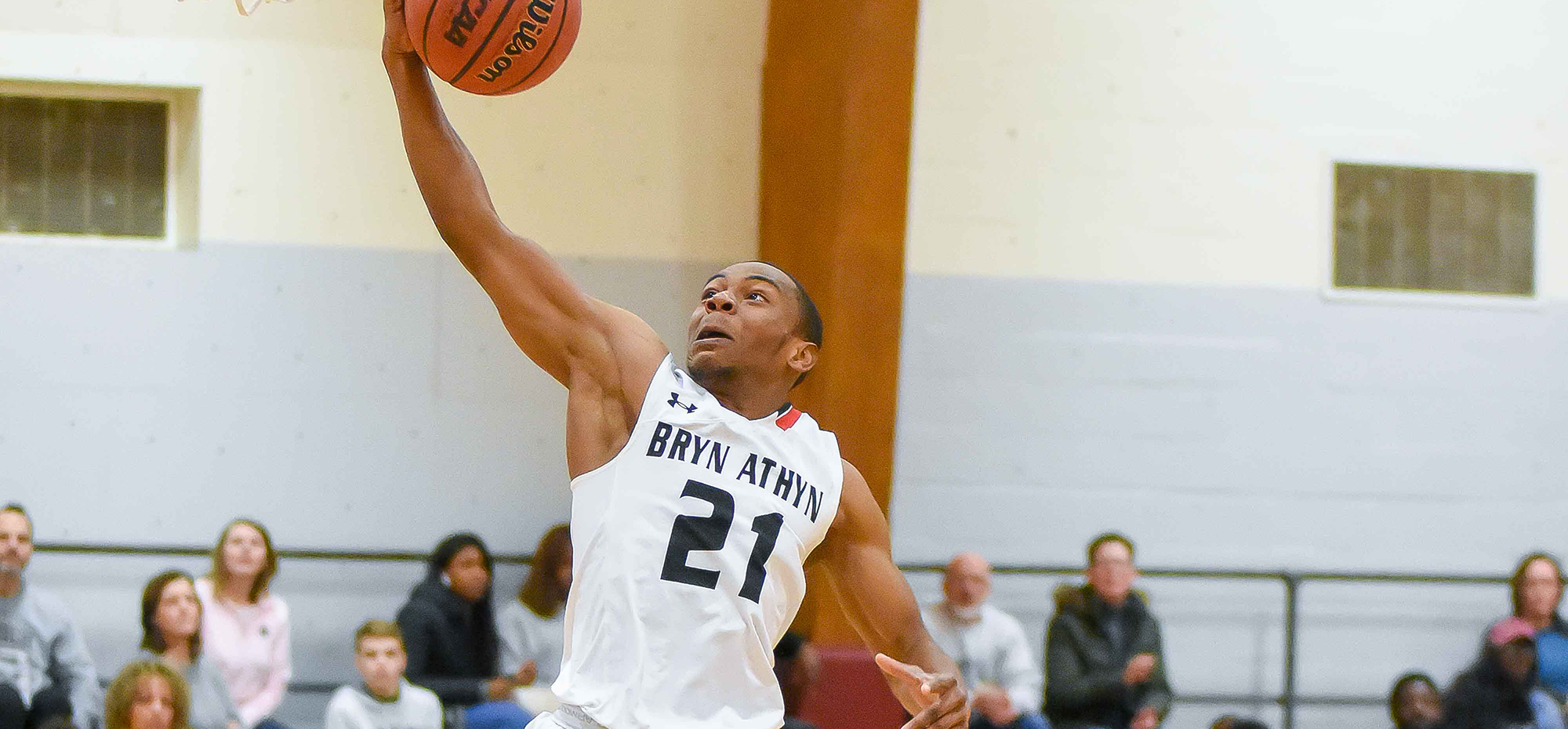 Washington scores 1,000th career point in narrow loss to Cairn