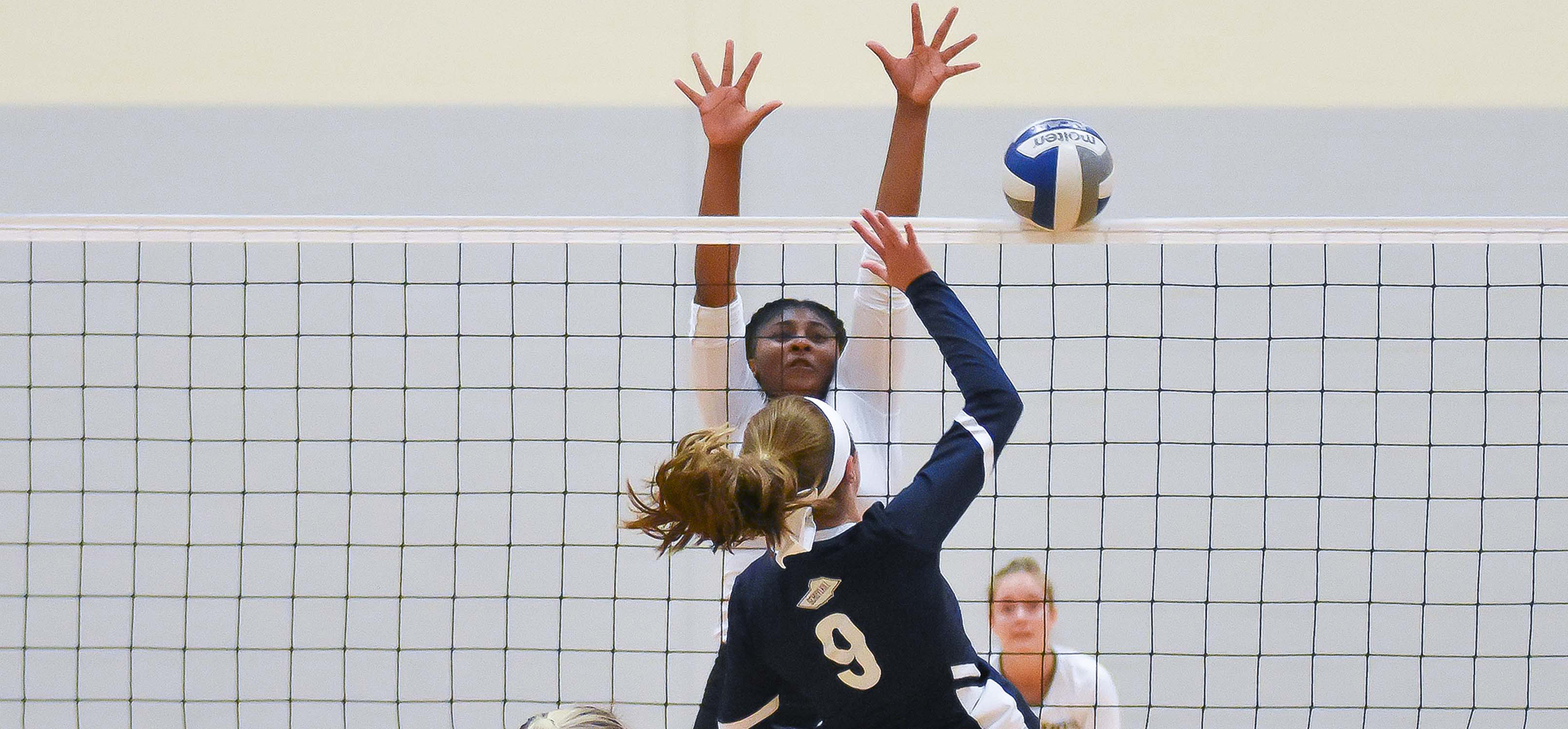 Women's volleyball earns split at Bryn Mawr Tri-Match