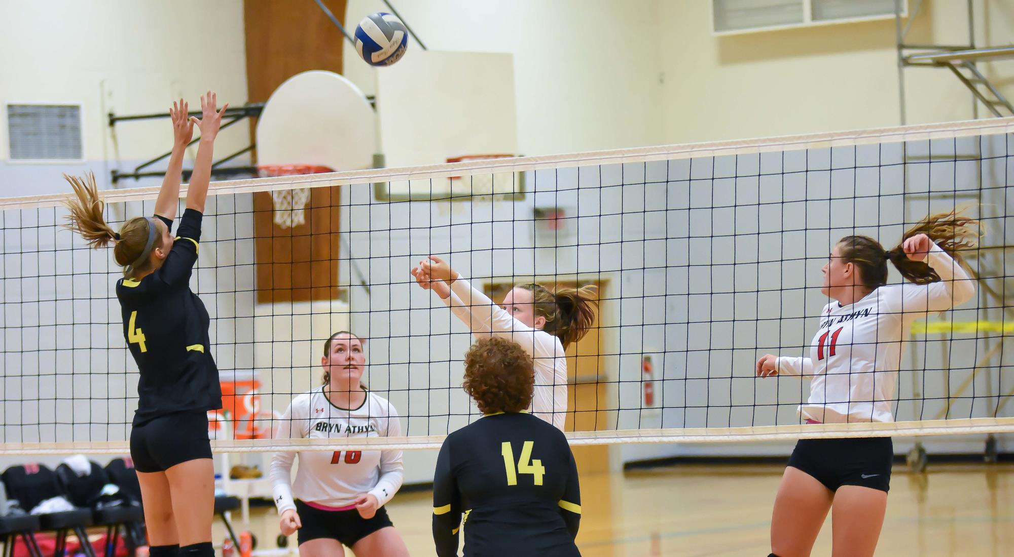 Women's volleyball picks up first win of the season in conference opener