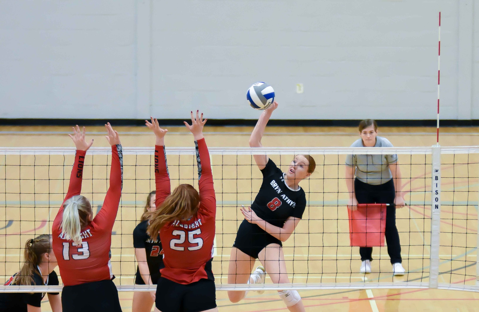 Women's volleyball wins second game in a row